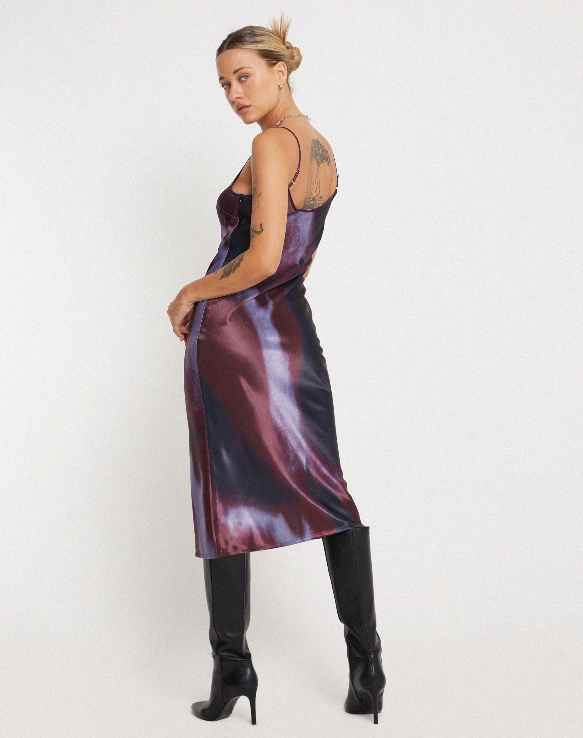 Juvina Midi Dress in Satin Watercolour Plum - Image 5