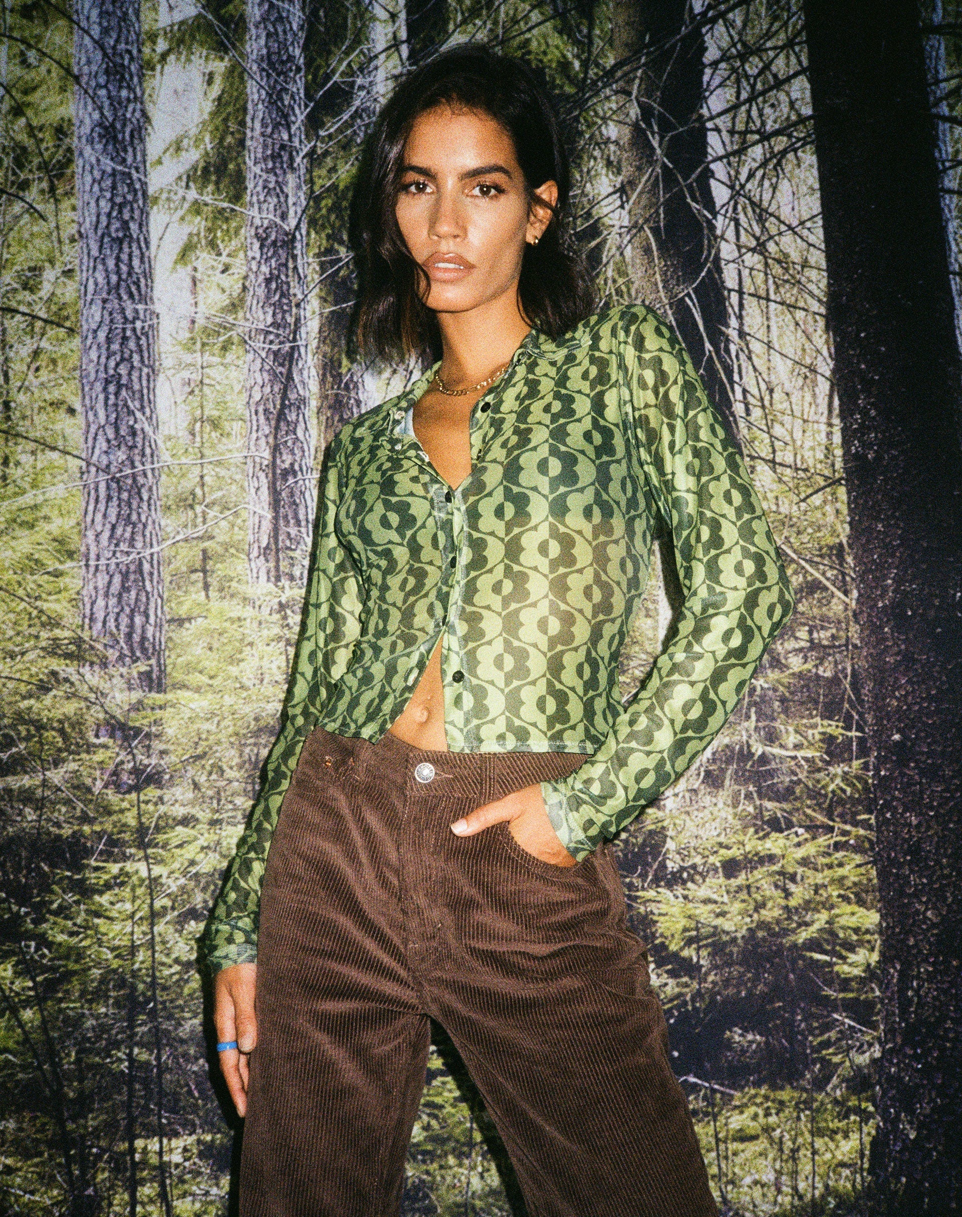 Kelly Cropped Shirt in Wavy Daisy Green - Image 2