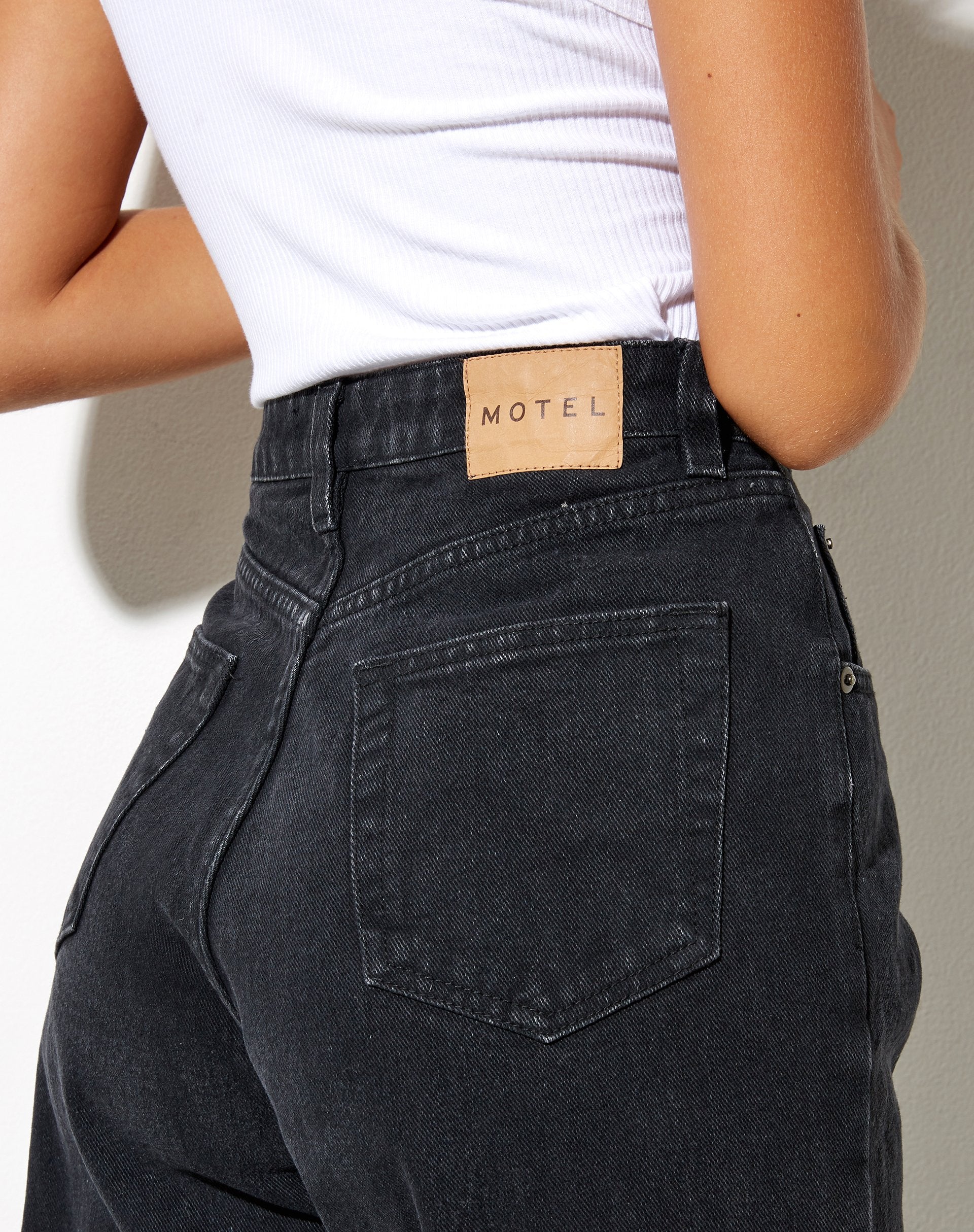Mom Jeans in Black Wash - Image 4