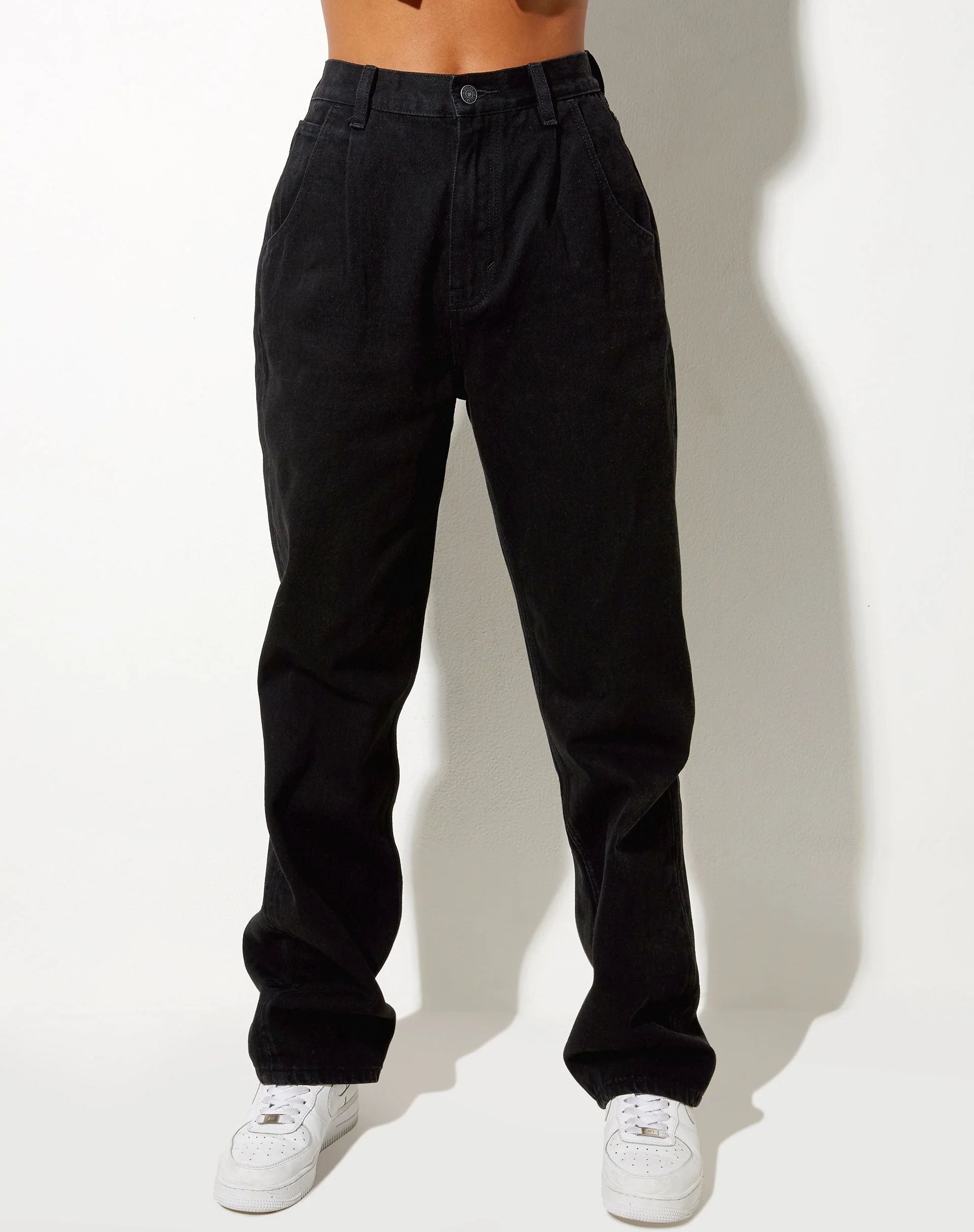 Pleated Jeans in Black Wash - Image 4